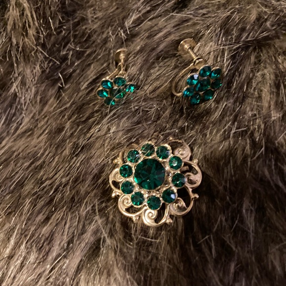 Vintage gold tone brooch and screw on earrings in emerald green - Picture 1 of 2
